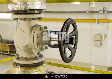 Heisswasser-/ Dampfdüse mit einem Ventil im Heizraum Stockfoto