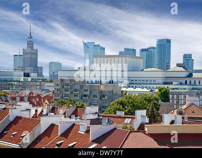 Moderne Architektur in der Innenstadt von Warschau. Blick auf die Wolkenkratzer im Office Center. Stockfoto