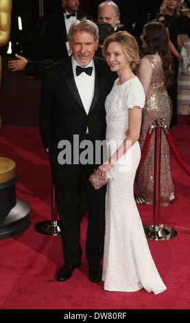 Los Angeles, CA. 2. März 2014. Harrison Ford, Calista Flockhart im Ankunftsbereich für die 86th Annual Academy Awards - Ankünfte 3 - Oscars 2014, der Dolby Theater in Hollywood und Highland Center, Los Angeles, CA 2. März 2014. Bildnachweis: Jef Hernandez/Everett Collection/Alamy Live-Nachrichten Stockfoto