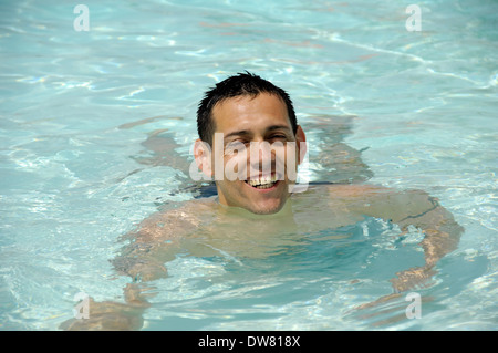 Ein glücklicher Mensch in einem Schwimmbad Stockfoto