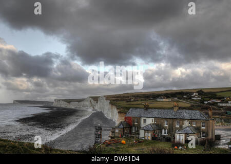 Datei-PIX von Birling Gap, Sussex, UK im Vorfeld bis zu heutigen dramatischen rockfall.3 März 2014. Am frühen Morgenwolken über der alten Küstenwache Hütten und Seven Sisters Klippen. HDR Bild David Burr/Alamy Live-Nachrichten Stockfoto