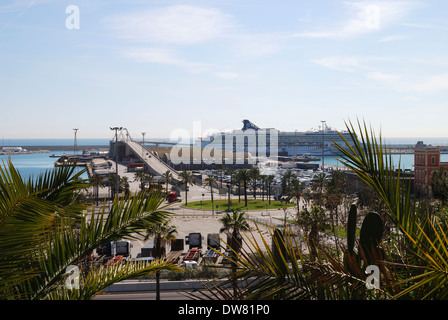 Kreuzfahrtschiff vor Anker im Hafen von Barcelona. Katalonien. Spanien Stockfoto