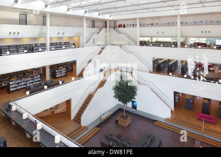 Genk Public Library, Genk, Belgien. Architekt: Claude Vasconi, 2008. Atrium, gesehen vom zweiten Stock, mit Pyramide Treppe in ce Stockfoto