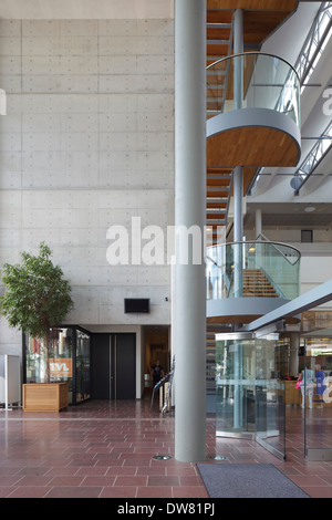 Genk Public Library, Genk, Belgien. Architekt: Claude Vasconi, 2008. Haupteingang-Lobby, mit sekundären Treppe steigen um rig Stockfoto