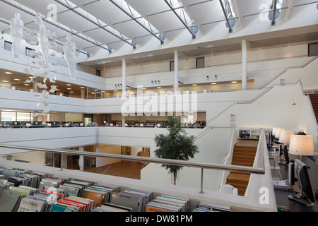 Genk Public Library, Genk, Belgien. Architekt: Claude Vasconi, 2008. Atrium von Musikabteilung im ersten Stock zu sehen. Stockfoto