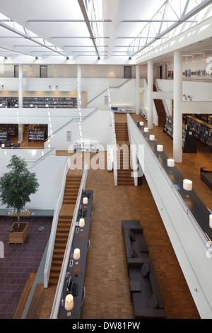 Genk Public Library, Genk, Belgien. Architekt: Claude Vasconi, 2008. Atrium vom zweiten Stock aus gesehen. Stockfoto