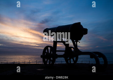 Die Landzunge, Hartlepool, Nordostengland, Vereinigtes Königreich. 3. März 2014.  Sonnenaufgang von der Landzunge bei Hartlepool. Prognose ist für wärmeres Wetter zum Wochenende hin.  Die Kanone auf der Landzunge wurde gefangen genommen von der russischen Armee in der Schlacht von Sewastopol während des Krimkrieges (1854-56). Im Oktober 1857 bot der damalige Staatssekretär Lord Panmure, die Kanone an Hartlepool Borough Council. Bildnachweis: ALANDAWSONPHOTOGRAPHY/Alamy Live-Nachrichten Stockfoto