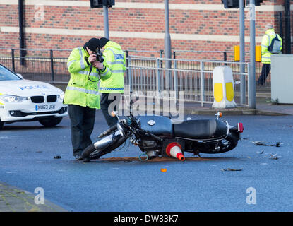 Clevelan Polizei besuch Verkehrsunfall zwischen Auto und Motorrad in Hartlepool, England. UK. Stockfoto