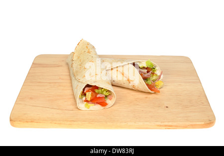 Speck, Salat und Tomaten Brot Wickel auf einem Holzbrett isoliert gegen weiß Stockfoto