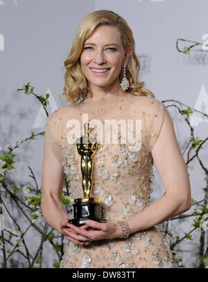 Hollywood, Kalifornien, USA. 2. März 2014. Nach dem Gewinn der Kategorie Leistung einer Schauspielerin in einer Hauptrolle für ihre Rolle in "Blue Jasmin", stellt die Schauspielerin CATE BLANCHETT mit ihren Oscar im Presseraum der 86. Annual Academy Awards im Dolby Theatre statt. Bildnachweis: Lisa O'Connor/ZUMAPRESS.com/Alamy Live-Nachrichten Stockfoto