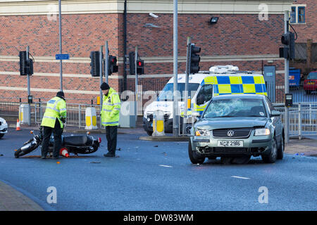 Clevelan Polizei besuch Verkehrsunfall zwischen Auto und Motorrad in Hartlepool, England. UK. Stockfoto