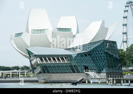 Science Museum für Kunst und Louis Vuitton store, Marina Bay, Singapur. Stockfoto