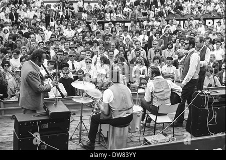 Die Acker Bilk Jazz Band führen nach 1970 British Grand Prix, gehalten in Brands Hatch, in der Nähe von Swanley in Kent, England, UK. Stockfoto