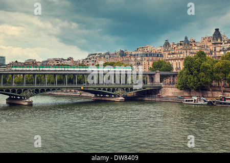 Vorbei am berühmten Pont de Bir-Hakeim-Brücke über Seineufer in Paris, Frankreich (getönten) zu trainieren. Stockfoto