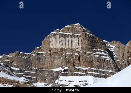 Felsen im Schnee und blauer Himmel. Türkei, zentralen Taurusgebirge Aladağlar (Anti-Taurus) Stockfoto