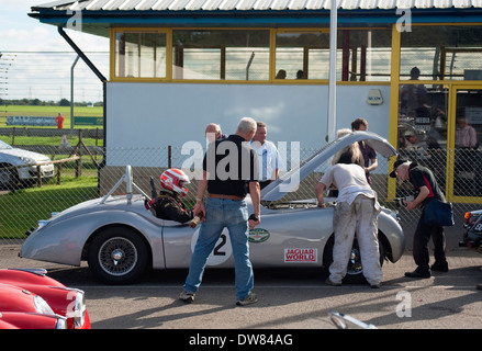 Vor 1966 Jaguare im Montagebereich, bevor Sie zu dem Titel at Castle Combe, Wiltshire, England, UK. Stockfoto