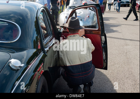 Vor 1966 Jaguare im Montagebereich, bevor Sie zu dem Titel at Castle Combe, Wiltshire, England, UK. Stockfoto