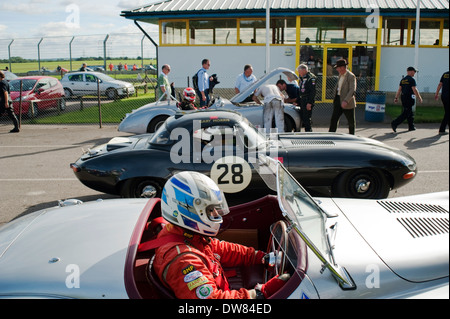 Vor 1966 Jaguare im Montagebereich, bevor Sie zu dem Titel at Castle Combe, Wiltshire, England, UK. Stockfoto