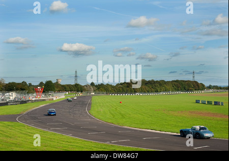 Austin Healeys Rennen in Castle Combe Rennstrecke, Wiltshire, England, UK. Stockfoto