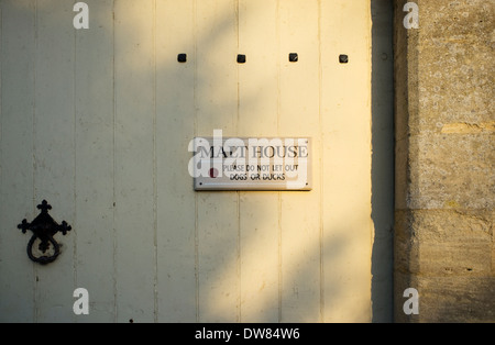 Ein Schild an einem Hof Tür Warnung um nicht zu lassen, die Hunde oder Enten, Coln St Aldwyns, Gloucestershire, England, UK. Stockfoto