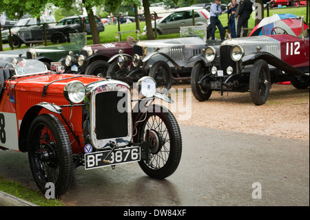 Ein Vintage 1930s Austin 7 - das Spielzeug vor 1920 geparkt s vauxhalls an der vscc Hill Climb, Gloucestershire, England, UK. Stockfoto