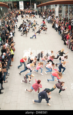 Flashmob In Westfield Einkaufszentrum Stratford Stockfotografie - Alamy
