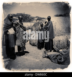 Massai-Frauen tanzen in der Ngorongoro Conservation Area im Krater Hochland von Tansania Ostafrika Stockfoto