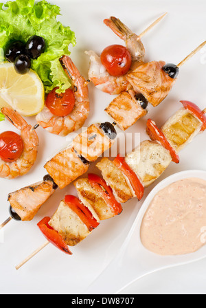 Gegrillter Lachs und Garnelen Stockfoto