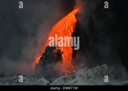 Lava vom Kilauea Vulkan fließt in den Ozean, Hawaii Volcanoes National Park, Big Island, Hawaii, USA Stockfoto