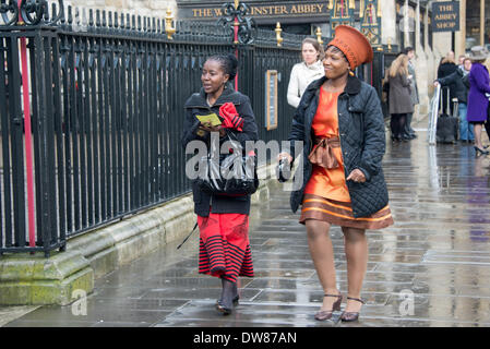 London, UK. 3. März 2014. Gäste kommt an der Nelson-Mandela - Denkmal in der Westminster Abbey in London. Foto: siehe Li/Alamy Live News Stockfoto