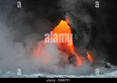 Lava vom Kilauea Vulkan fließt in den Ozean, Hawaii Volcanoes National Park, Big Island, Hawaii, USA Stockfoto