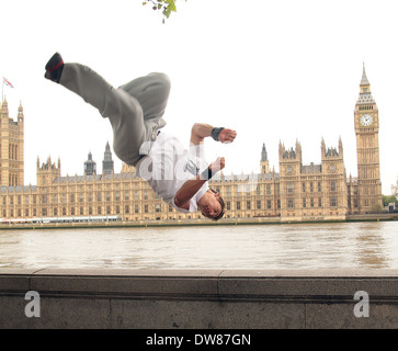 Stuntman Chase Armitage Saltos in London Stockfoto