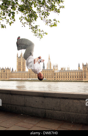 Stuntman Chase Armitage Saltos in London Stockfoto