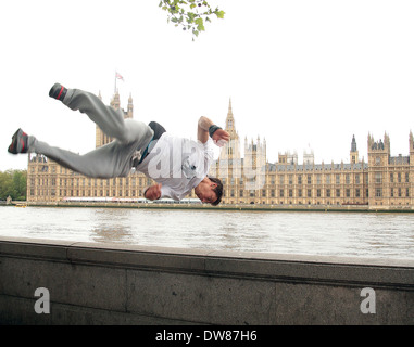 Stuntman Chase Armitage Saltos in London Stockfoto