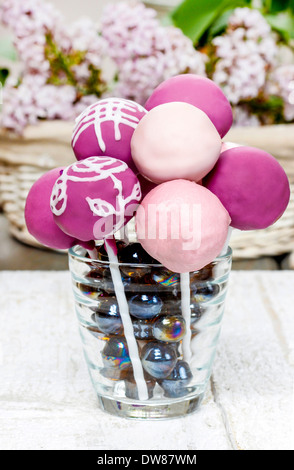 Violett, lila und Rosa Kuchen PopsViolet, lila und Rosa Kuchen pops Stockfoto