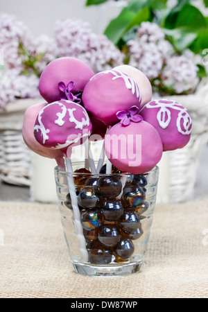 Violett, lila und Rosa Kuchen PopsViolet, lila und Rosa Kuchen pops Stockfoto