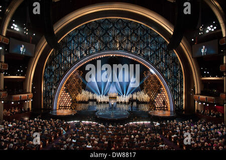 Los Angeles, USA. 2. März 2014. Anne Hathaway besucht der 86. Oscars Oscar Verleihung-Verleihung auf der Dolby Theater Hollywood, Kalifornien, USA, 2. März 2014. © Pool/Aaron Poole/Xinhua/Alamy Live-Nachrichten Stockfoto