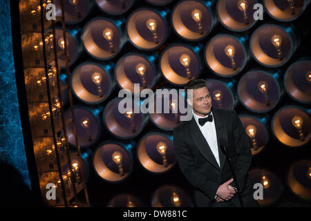 Los Angeles, USA. 2. März 2014. Brad Pitt kommt auf der Bühne zu gegenwärtigen Oscar-Kandidat für beste Bild 12 Jahre ein Sklave "während der 86. Oscars Oscar Verleihung-Verleihung auf der Dolby Theater Hollywood, Kalifornien, USA, 2. März 2014. © Pool/Aaron Poole/Xinhua/Alamy Live-Nachrichten Stockfoto