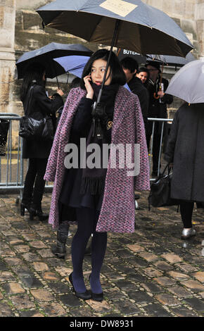 Eine schicke Karosseriedesigner Ankunft bei der Ann Demeulemeester Modenschau während der Paris Fashion Week in Paris - 27. Februar 2014 - Start-und Landebahn Manhattan/Celine Gaille Stockfoto