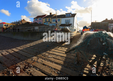 Angelboote/Fischerboote auf der Slipanlage in Sheringham an der North Norfolk-Küste. Stockfoto