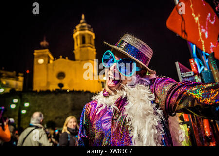 Sitges, Spanien. 2. März 2014: Ein Zecher gekleidet wie Elton John während der Karnevalsumzug in Sitges führt. Bildnachweis: Matthi/Alamy Live-Nachrichten Stockfoto