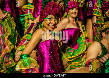 Sitges, Spanien. 2. März 2014: Ein Zecher in bunten Kostümen führt während der Karnevalsumzug in Sitges Credit: Matthi/Alamy Live-Nachrichten Stockfoto