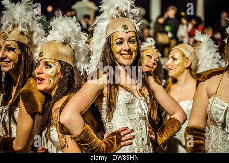 Sitges, Spanien. 2. März 2014: Nachtschwärmer tanzen während der Parade Sonntag des Karnevals in Sitges Credit: Matthi/Alamy Live-Nachrichten Stockfoto