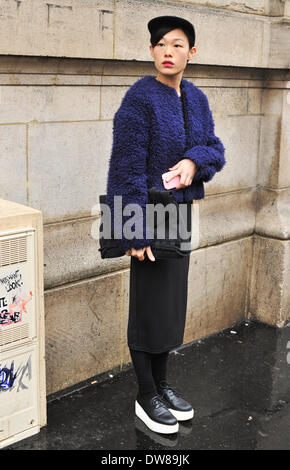 Eine schicke Karosseriedesigner Ankunft bei der Ann Demeulemeester Modenschau während der Paris Fashion Week in Paris - 27. Februar 2014 - Start-und Landebahn Manhattan/Celine Gaille Stockfoto