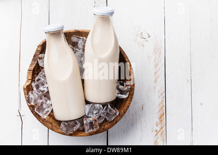 Milch in Flaschen auf Eis Stockfoto