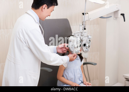 Arzt untersuchen Mädchen Augen Stockfoto