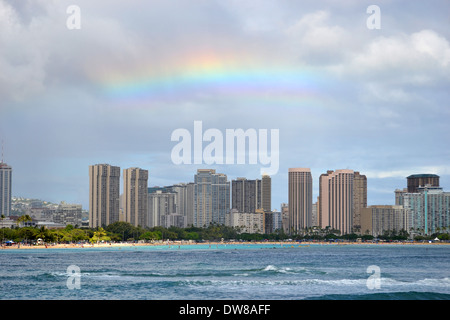 Regenbogen über der Skyline von Honolulu, Oahu, Hawaii, USA Stockfoto