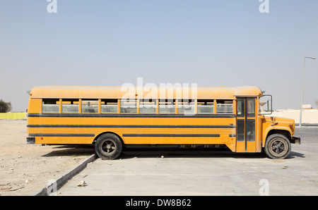 Gelben Schulbusse auf einem Parkplatz. Doha, Katar, Nahost Stockfoto