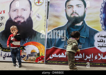 Gaza, Palästinensische Gebiete. 3. März 2014. Palästinenser Kinder während einer Protestaktion für die Freilassung ihrer Verwandten Gefangenen statt in israelischen Gefängnissen, vor dem roten Kreuz-Büro in Gaza-Stadt, am 3. März 2014. Bildnachweis: Momen Faiz/NurPhoto/ZUMAPRESS.com/Alamy Live-Nachrichten Stockfoto