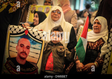 Gaza, Palästinensische Gebiete. 3. März 2014. Palästinenser Kinder nehmen Teil an einer Demonstration für die Freilassung ihrer Angehörigen, dass Häftlinge in israelischen Gefängnissen, vor dem roten Kreuz-Büro in Gaza-Stadt, am 3. März 2014 statt. Bildnachweis: Momen Faiz/NurPhoto/ZUMAPRESS.com/Alamy Live-Nachrichten Stockfoto